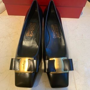 Authentic Ferragamo classic logo low heel pumps